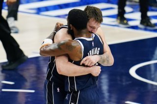 Luka Doncic (à gauche) et Kyrie Irving peuvent se congratuler: ils ont fait le job. KEYSTONE/AP/Gareth Patterson